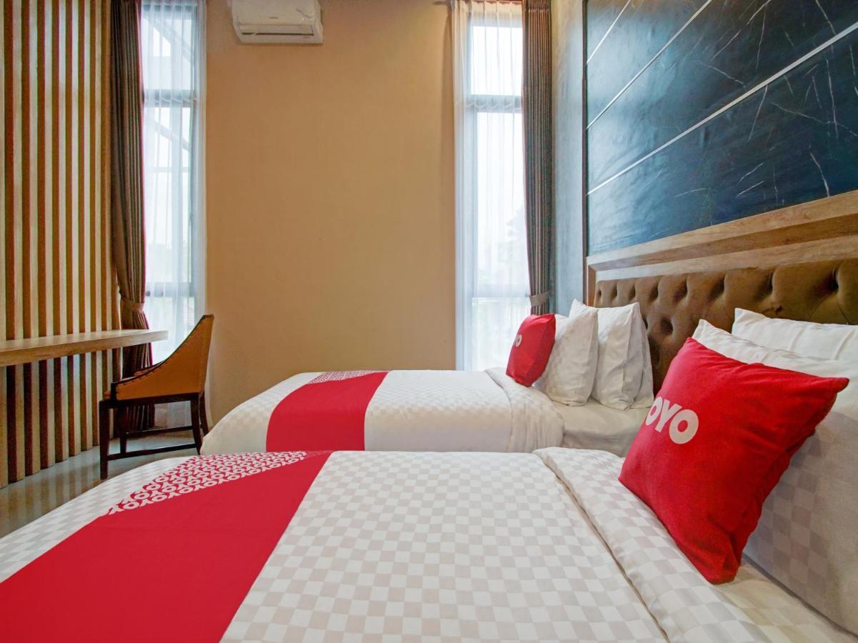 Capital O 90070 Giri Palma Hotel & Villas Malang Buitenkant foto
